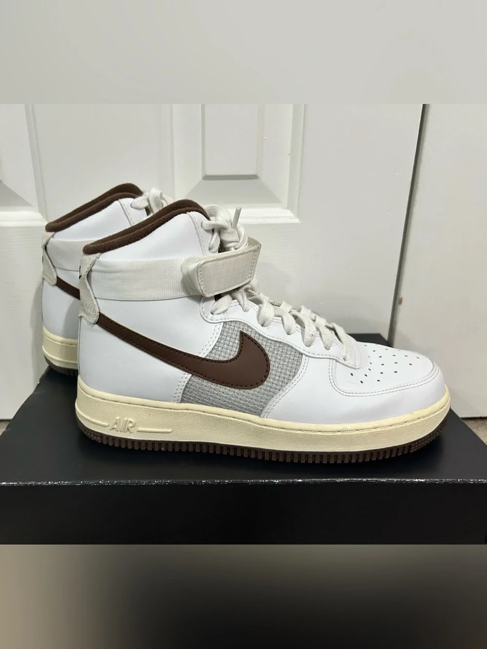 Nike airforce High-Top Sneakers in White, Brown & Cream. M 7, W8.5